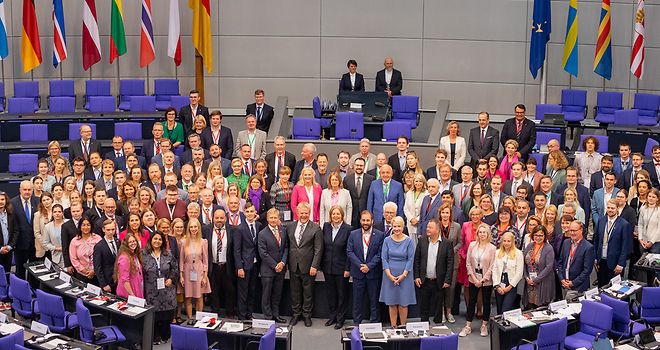 Gruppenfoto der Teilnehmer:innen der 32. Ostseeparlamentarierkonferenz (BSPC) im Bundestag.