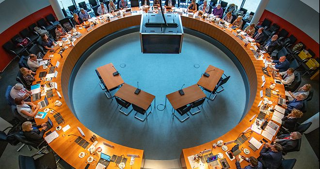 Blick von oben: Die Teilnehmer:innen der Ostseeparlamentarierkonferenz sitzen an einem runden Tisch..