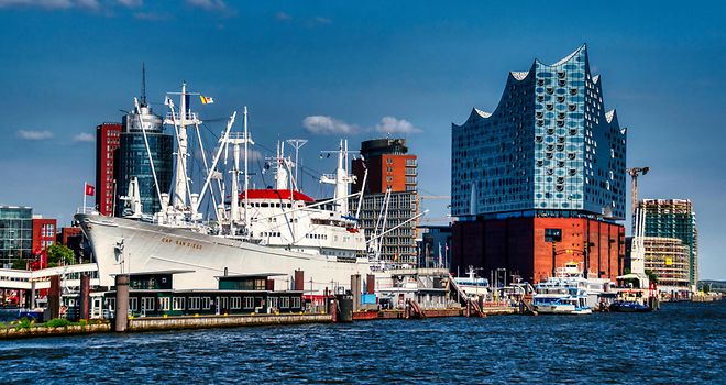 Schiff im Hamburger Hafen vor der Elbphilharmonie