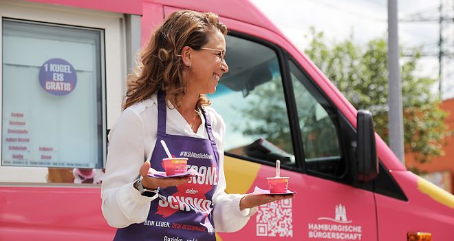 Präsidentin Carola Veit steht vor dem Kampagnen-Eiswagen und verteilt Eisbecher.