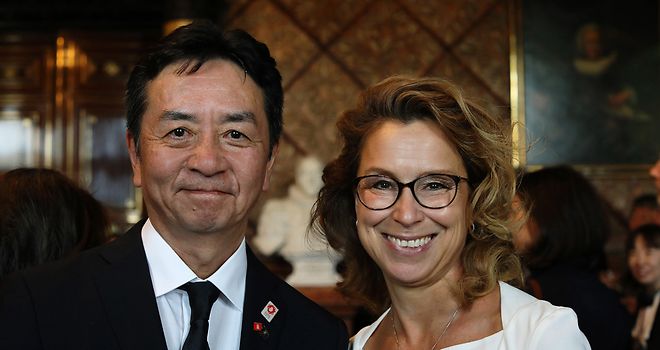 Takashi Takeshita und Carola Veit stehen nebeneinander und lächeln.