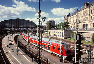 Eine Regionalbahn steht am Gleis des Hamburger Hauptbahnhofes.